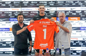 Goleiro Ivan recebeu de Duilio Monteiro Alves e Roberto de Andrade a camisa 1 do Corinthians