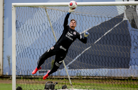 Matheus Donelli em treino do Corinthians na manh desta sexta-feira