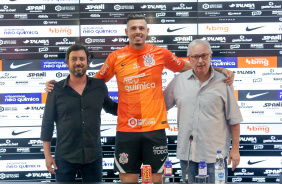 O goleiro Ivan pousou ao lado de Duilio Monteiro Alves e Roberto de Andrade