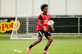 Willian em treino do Corinthians nesta sexta-feira