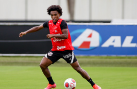 Willian em treino do Corinthians no CT Dr. Joaquim Grava nesta sexta-feira
