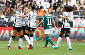 Adriana, Portilho, Zanotti e Tamires comemoram o segundo gol do Corinthians neste domingo