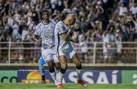 Fbio Santos e J comemoram o gol do Corinthians