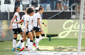 Jogadoras do Corinthians comemoram gol de Jaqueline no Drbi