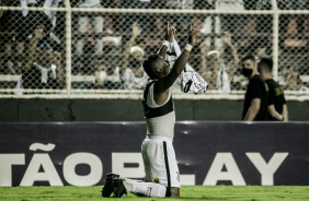 Paulinho ajoelhado comemorando o seu gol do Corinthians