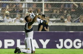 Paulinho comemora gol na partida entre Corinthians e Ituano deste domingo