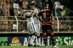 Paulinho e Renato Augusto aps o terceiro gol do Corinthians