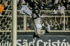 Paulinho tirou a camisa aps marcar seu primeiro gol no Corinthians