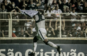 Paulinho tirou a camisa na comemorao do gol do Corinthians