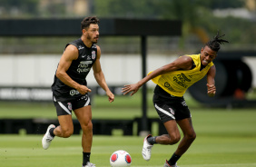Giuliano e Robson Bambu em treino do Corinthians