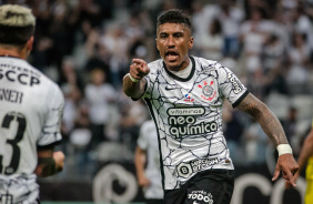 Paulinho comemora o segundo gol do Corinthians contra o Mirassol
