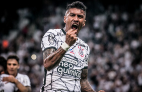 Paulinho comemora seu segundo gol aps o retorno ao Corinthians