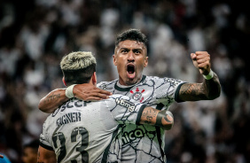 Paulinho e Fagner comemoram o gol do Corinthians contra o Mirassol