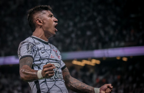 Paulinho vibra muito aps marcar o segundo gol do Corinthians