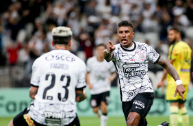 Fagner e Paulinho na partida entre Corinthians e Mirassol nesta quinta-feira