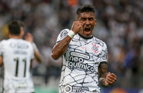 Giuliano e Paulinho na partida entre Corinthians e Mirassol nesta quinta-feira