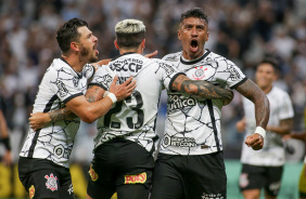 Giuliano, Fagner e Paulinho na partida entre Corinthians e Mirassol na noite desta quinta-feira