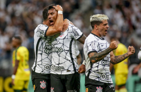 Paulinho e Fagner na partida entre Corinthians e Mirassol nesta quinta-feira