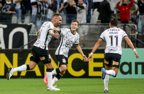 Renato Augusto, Lucas Piton e Giuliano na partida entre Corinthians e Mirassol desta quinta-feira