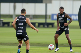 Giuliano e Paulinho em treino do Corinthians nesta tera-feira