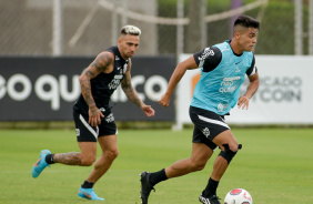 Gustavo Silva e Roni em treino do Corinthians nesta tera-feira