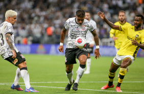 Fagner e Paulinho em vitria do Corinthians nesta quarta-feira