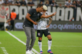 Fernando Lzaro e Fagner em vitria do Corinthians nesta quarta-feira