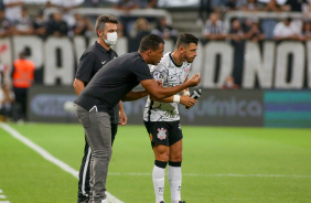 Fernando Lzaro e Giuliano em vitria do Corinthians nesta quarta-feira