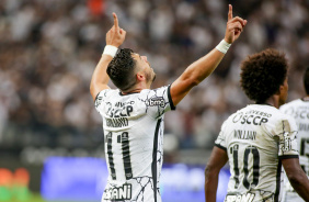 Giuliano e Willian em vitória do Corinthians nesta quarta-feira