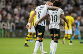 Renato Augusto e Willian em vitria do Corinthians nesta quarta-feira