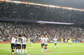 Róger, Paulinho, Giuliano, Willian, Du Queiroz, Renato Augusto, Fábio Santos e Fagner em vitória