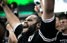 Torcedor do Corinthians cantando na Neo Qumica Arena nesta quarta-feira