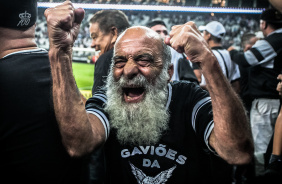 Torcedor do Corinthians comemorando a vitria nesta quarta-feira