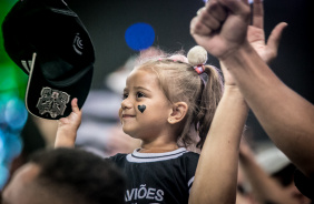 Torcedora do Corinthians na Neo Qumica Arena nesta quarta-feira