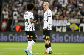 Willian e Rger Guedes em vitria do Corinthians nesta quarta-feira