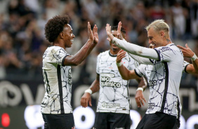 Willian, Paulinho, Fábio Santos e Róger Guedes em vitória do Corinthians nesta quarta-feira