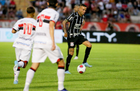 Luan e Joo Victor em partida do Corinthians contra o Botafogo-SP neste sbado