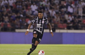 Paulinho em partida do Corinthians contra o Botafogo-SP neste sbado