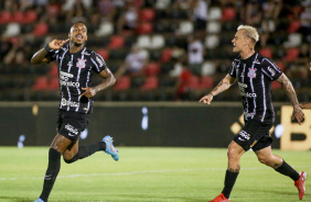 Raul Gustavo e Rger Guedes em partida do Corinthians contra o Botafogo-SP neste sbado