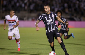 Renato Augusto e Willian em partida do Corinthians contra o Botafogo-SP neste sbado