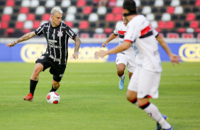 Rger Guedes em partida do Corinthians contra o Botafogo-SP neste sbado