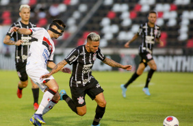 Rger Guedes, Gustavo Silva e Luan em partida do Corinthians contra o Botafogo-SP neste sbado