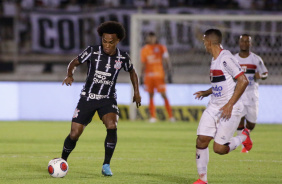 Willian e Cssio em partida do Corinthians contra o Botafogo-SP neste sbado