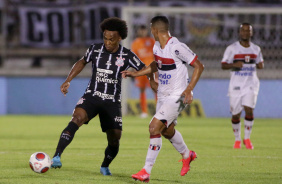 Willian e Cssio na partida do Corinthians contra o Botafogo-SP neste sbado