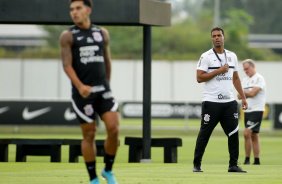 Du Queiroz e Fernando Lázaro em treino do Corinthians nesta segunda-feira