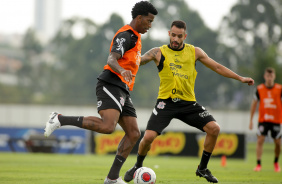 Gil, Renato Augusto e Lucas Piton em treino do Corinthians nesta segunda-feira