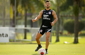 Giuliano em treino do Corinthians nesta segunda-feira
