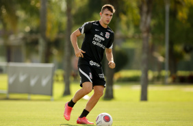 Lucas Piton em treino do Corinthians nesta segunda-feira
