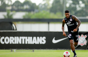 Paulinho em treino do Corinthians nesta segunda-feira