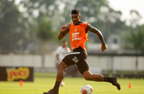 Paulinho no treino do Corinthians nesta segunda-feira
